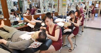 越南理发店提供“嫩妹掏耳”服务，全套一小时男游客疯狂了